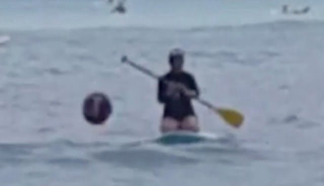 OVNI negro pasa rápido frente a un remero en Waikiki, Hawaii 1 OVNI negro pasa rápido frente a un remero en Waikiki, Hawaii 16 de abril de 2018
