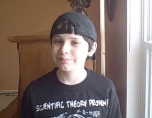 Niño de 12 años trabaja en su propia teoría de la relatividad