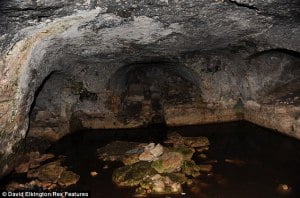 70 Libros de metal encontrados en una cueva en Jordania