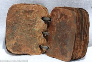 70 Libros de metal encontrados en una cueva en Jordania