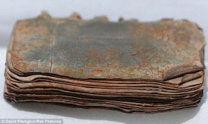 70 Libros de metal encontrados en una cueva en Jordania