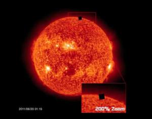 Cubos gigantes Negros cerca del Sol como se ven en imágenes de SOHO (NASA)
