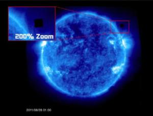 Cubos gigantes Negros cerca del Sol como se ven en imágenes de SOHO (NASA)