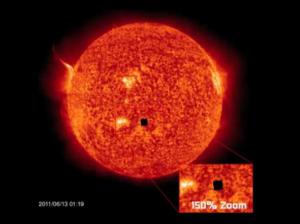 Cubos gigantes Negros cerca del Sol como se ven en imágenes de SOHO (NASA)