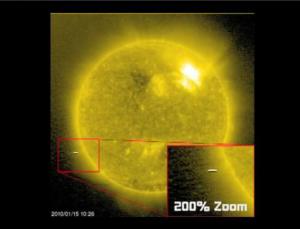 Cubos gigantes Negros cerca del Sol como se ven en imágenes de SOHO (NASA)
