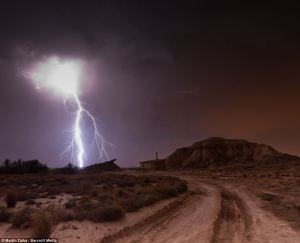 Imágenes del cielo Español durante una tormenta nocturna