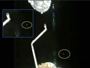 La cámara de la ISS sigue un OVNI - la NASA corta de nuevo la transmisión - 17 de noviembre 2011