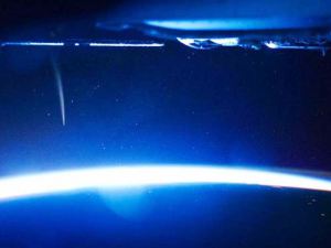 Astronauta graba al cometa Lovejoy desde la Estación Espacial - 21 de diciembre 2011