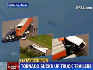 Tornados golpean Dallas-Fort Worth - ¡absorbiendo Remolques de camiones! - 03 de marzo 2012