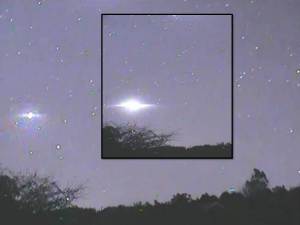 ufo nw zealnd - Amazing UFO activity in the sky above Rotorua, New Zealand May 22, 2012
