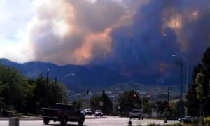 Un incendio de proporciones épicas destruye algunos barrios de Colorado Springs