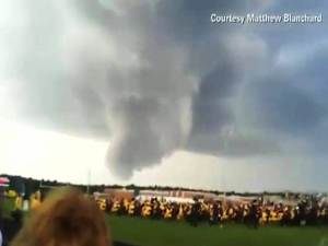 Gigante nube embudo golpea en New Jersey una graduación del High School - 08 de junio 2012