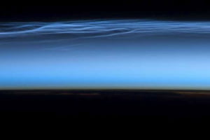 Misteriosas nubes noctilucentes tal como se ven desde la Estación Espacial Internacional