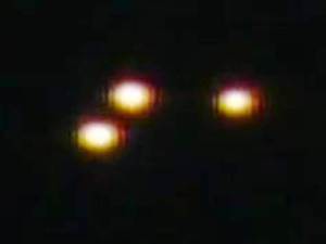 Formación OVNI triangular de 'Orbes Naranjas' en Apple Valley, CA - 04 de junio 2012