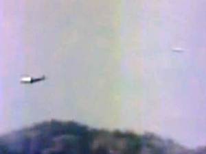 OVNI en el incendio del Cañon Waldo - OVNI detrás de helicóptero, 2 julio 2012