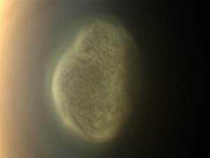 Extraño vórtice descubierto en la luna de Saturno Titán