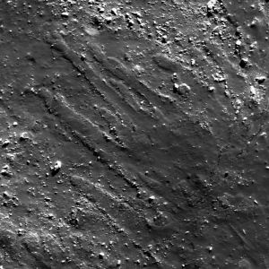 Fusión de impacto con forma de dedos y extraño hexágono en la Luna