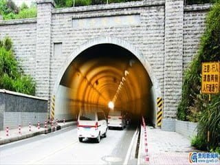 Curioso efecto de retroceso de la hora de teléfonos móviles en un túnel en China - 30 de mayo 2013