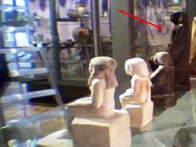 La maldición del Faraón: Estatua antigua en el Museo de Reino Unido gira 180º - 23 de junio 2013 1 La maldición del Faraón: Estatua antigua en el Museo de Reino Unido gira 180º - 23 de junio 2013