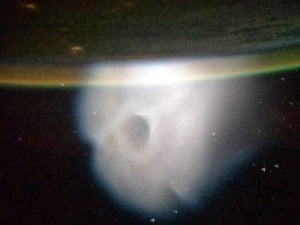 Extraña Nube OVNI En El Espacio Captada Por El Astronauta Mike Hopkins El 10 de octubre 2013