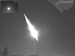 bola de fuego explota sobre Sarajevo bola de fuego explota sobre Sarajevo