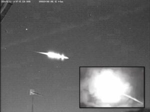 Agáchate y ponte a cubierto, enorme bola de fuego sobre Japón