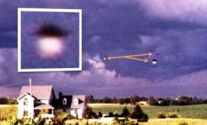 OVNIs / Esferas grabadas durante la tormenta del monzón en Surprise, Arizona