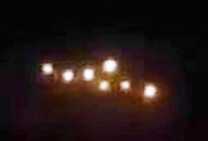 Filma unas misteriosas luces OVNI flotando junto al avión