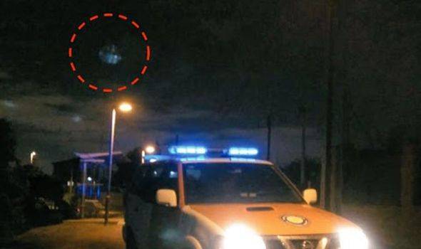Pequeño ovni visto flotando sobre un coche de policía en España 1 Pequeño ovni visto flotando sobre un coche de policía en España