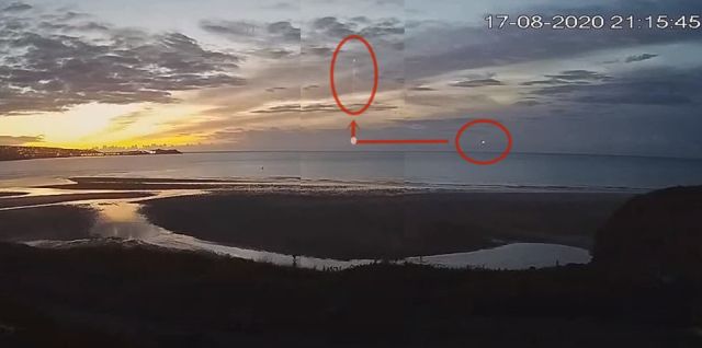 OVNI de alta velocidad se detiene en el aire y se dispara directamente hacia el cielo capturado en Live Webcam - 17 de agosto de 2020